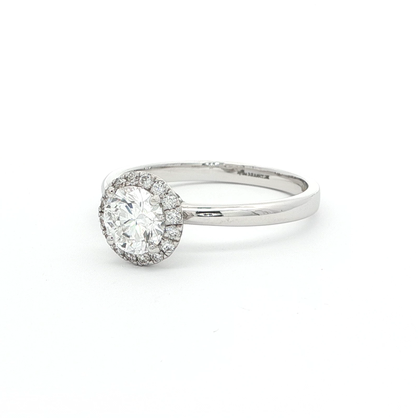 Round Diamond ring with Halo